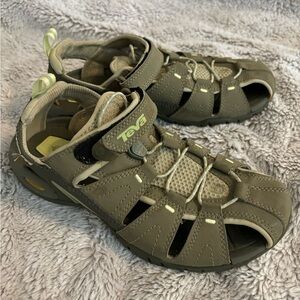Women Teva sandals size 7